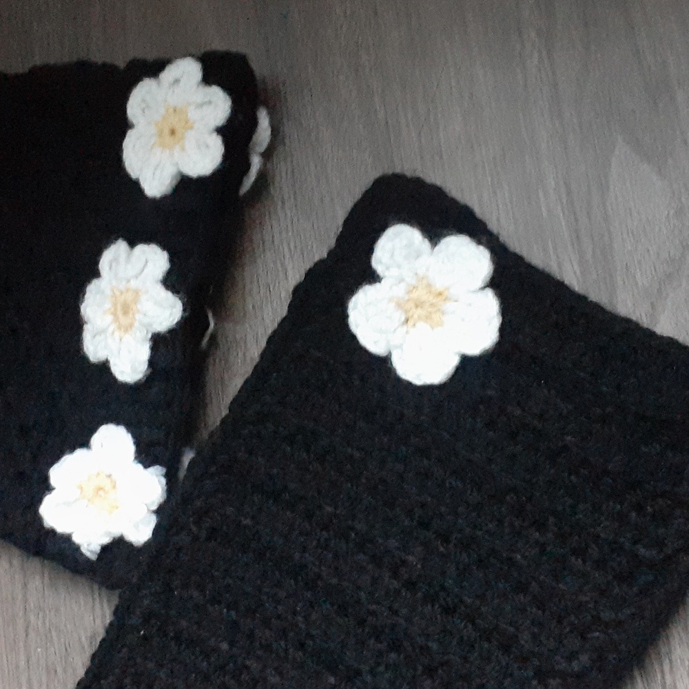 Crochet Daisy Hat & Scarf Set - Picture 4 of 10